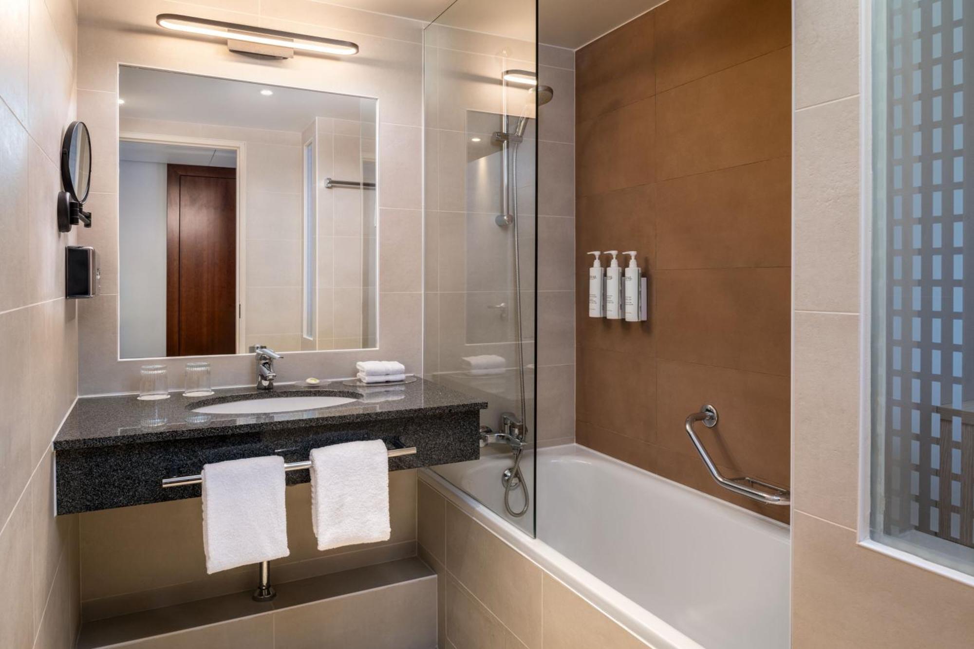 คอร์ตยาร์ด ปารีส ลา เดฟ็องซ์ เวสต์ - โกลงบ์ Hotel โคล็อมบ์ ภายนอก รูปภาพ